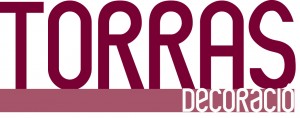 Cortines i Estors, Presa de mesures gratis, Confeccionem i instal·lem Cortines i Estors, Riells i Barres. Varietat en Teixits i Estores Moderns, Estors Enrotllables, Estors Paqueto, Estores Plegables, Cortines Nit i Dia, Cortines Veneciana de fusta, Persianes Venecianes alumini, Cortines Verticals, Cortines Plisades o Panells Japonesos. Protecció Solar exterior, Tendals, Fet a mida per vestir la seva finestra, Automatismes i Motoritzacions. Servei de presa de mesures i instal·lació de cortines i estores a Andorra. El mejor diseño de cortinas es a menudo el último toque de decoración de interiores por el que nos decidimos. En general, vienen después de la elección de los muebles, el color de las paredes y el resto de los complementos. Pero, no por ello, las cortinas son menos importantes. Las cortinas en una habitación son comparables a los zapatos o el peinado en el estilismo final de una persona. Siempre destacó la importancia de las cortinas en el diseño, las cortinas le dan la terminación a la decoración de interiores y hacen las habitaciones más acogedoras. En el caso del diseño moderno, donde todos los elementos son tan estructurados, se hace absolutamente necesario tener cortinas, ya que con éstas, logras el aspecto hogareño que necesitas. Veamos a continuación algunas ideas para la decoración con cortinas de diseño moderno. El material de la cortina depende de dos factores fundamentales, el efecto que busques causar con las cortinas y la cantidad de luz que quieras dejar pasar a través de la misma. En el caso del diseño moderno, el efecto que se busca causar con las cortinas, es un efecto sin demasiado drama, más bien algo puro, pero acogedor. Por lo que sólo deberás concentrarte en la cantidad de luz que quieras dejar pasar a través de la cortina. Si quieres eliminar la luz, tienes la opción de elegir cortinas black out, que evitarán que pase la luz del sol. Por otro lado, en caso de que quieras dejar pasar luz moderada a través de las cortinas puedes elegir cortinas de gasa. Este tipo de tela para cortinas vienen en distintos grosores, ideales para cambiar la intensidad de luz que entra por tu ventana. si bien el diseño moderno presenta una paleta tradicionalmente monocromática, es común insertar colores vibrantes dentro de la decoración moderna. Una de las maneras de insertar color es, justamente, a través de las cortinas. Para decorar con cortinas en una habitación de estilo moderno, recomiendo que si eliges un color, luego lo equilibres, colocando el mismo color en la zona opuesta de la habitación. Coloca cojines, o pequeños adornos que tengan el mismo color que la cortina o una alfombra en el centro de la habitación. Pero no satures la habitación llenándola de éste color en particular, más bien, debes colocar pequeños detalles para equilibrar. Dependiendo de la habitación de la casa que estés decorando, puedes elegir entre diferentes tipos de cortinas. Las cortinas tipo venecianas se dan muy bien con la decoración de interiores moderna. Sin embargo, no son apropiadas para los dormitorios o las salas familiares, pues no brindan el efecto acogedor que se busca al colocar cortinas en dichas habitaciones. No obstante, puedes colocarlas en la oficina o la cocina, donde logran adaptarse muy bien al diseño. Para el resto de las habitaciones, recomiendo que coloques cortinas clásicas de tela, generarán el equilibrio necesario entre lo moderno y lo acogedor del que hablaba al comienzo. Al elegir el material que usarás para tus cortinas de diseño moderno, no olvides que cuanto más grueso sea el material más resistente será a los lavados. Y al momento de decorar la casa, no dejes de tener en cuenta nuestras claves para colocar cortinas. ¿Qué te parece la idea de decorar con este tipo de cortinas? Cortines i Estors, Presa de mesures gratis, Confeccionem i instal·lem Cortines i Estors, Riels i Barres. Varietat en Teixits i Estors Moderns, Estors Enrotllables, Estors Paqueto, Estors Plegables, Cortines Nit i Dia, Cortines Veneciana de fusta, Persianes Venecianes al·lumini, Cortines Verticals, Cortines Plisades o Panells Japonesos. Protecció Solar exterior, Tendals, Fet a mida per vestir la seva finestra, Automatismes i Monitoritzacions. Servei de presa de mesures i instal·lació de cortines i estores a Andorra.
