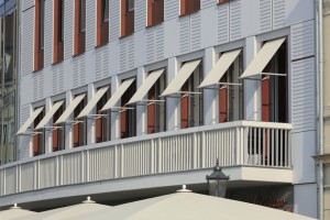 Cortines i Estors, Presa de mesures gratis, Confeccionem i instal·lem Cortines i Estors, Riells i Barres. Varietat en Teixits i Estores Moderns, Estors Enrotllables, Estors Paqueto, Estores Plegables, Cortines Nit i Dia, Cortines Veneciana de fusta, Persianes Venecianes alumini, Cortines Verticals, Cortines Plisades o Panells Japonesos. Protecció Solar exterior, Tendals, Fet a mida per vestir la seva finestra, Automatismes i Motoritzacions. Servei de presa de mesures i instal·lació de cortines i estores a Andorra. El mejor diseño de cortinas es a menudo el último toque de decoración de interiores por el que nos decidimos. En general, vienen después de la elección de los muebles, el color de las paredes y el resto de los complementos. Pero, no por ello, las cortinas son menos importantes. Las cortinas en una habitación son comparables a los zapatos o el peinado en el estilismo final de una persona. Siempre destacó la importancia de las cortinas en el diseño, las cortinas le dan la terminación a la decoración de interiores y hacen las habitaciones más acogedoras. En el caso del diseño moderno, donde todos los elementos son tan estructurados, se hace absolutamente necesario tener cortinas, ya que con éstas, logras el aspecto hogareño que necesitas. Veamos a continuación algunas ideas para la decoración con cortinas de diseño moderno. El material de la cortina depende de dos factores fundamentales, el efecto que busques causar con las cortinas y la cantidad de luz que quieras dejar pasar a través de la misma. En el caso del diseño moderno, el efecto que se busca causar con las cortinas, es un efecto sin demasiado drama, más bien algo puro, pero acogedor. Por lo que sólo deberás concentrarte en la cantidad de luz que quieras dejar pasar a través de la cortina. Si quieres eliminar la luz, tienes la opción de elegir cortinas black out, que evitarán que pase la luz del sol. Por otro lado, en caso de que quieras dejar pasar luz moderada a través de las cortinas puedes elegir cortinas de gasa. Este tipo de tela para cortinas vienen en distintos grosores, ideales para cambiar la intensidad de luz que entra por tu ventana. si bien el diseño moderno presenta una paleta tradicionalmente monocromática, es común insertar colores vibrantes dentro de la decoración moderna. Una de las maneras de insertar color es, justamente, a través de las cortinas. Para decorar con cortinas en una habitación de estilo moderno, recomiendo que si eliges un color, luego lo equilibres, colocando el mismo color en la zona opuesta de la habitación. Coloca cojines, o pequeños adornos que tengan el mismo color que la cortina o una alfombra en el centro de la habitación. Pero no satures la habitación llenándola de éste color en particular, más bien, debes colocar pequeños detalles para equilibrar. Dependiendo de la habitación de la casa que estés decorando, puedes elegir entre diferentes tipos de cortinas. Las cortinas tipo venecianas se dan muy bien con la decoración de interiores moderna. Sin embargo, no son apropiadas para los dormitorios o las salas familiares, pues no brindan el efecto acogedor que se busca al colocar cortinas en dichas habitaciones. No obstante, puedes colocarlas en la oficina o la cocina, donde logran adaptarse muy bien al diseño. Para el resto de las habitaciones, recomiendo que coloques cortinas clásicas de tela, generarán el equilibrio necesario entre lo moderno y lo acogedor del que hablaba al comienzo. Al elegir el material que usarás para tus cortinas de diseño moderno, no olvides que cuanto más grueso sea el material más resistente será a los lavados. Y al momento de decorar la casa, no dejes de tener en cuenta nuestras claves para colocar cortinas. ¿Qué te parece la idea de decorar con este tipo de cortinas?