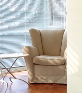 Cortines i Estors, Presa de mesures gratis, Confeccionem i instal·lem Cortines i Estors, Riells i Barres. Varietat en Teixits i Estores Moderns, Estors Enrotllables, Estors Paqueto, Estores Plegables, Cortines Nit i Dia, Cortines Veneciana de fusta, Persianes Venecianes alumini, Cortines Verticals, Cortines Plisades o Panells Japonesos. Protecció Solar exterior, Tendals, Fet a mida per vestir la seva finestra, Automatismes i Motoritzacions. Servei de presa de mesures i instal·lació de cortines i estores a Andorra. El mejor diseño de cortinas es a menudo el último toque de decoración de interiores por el que nos decidimos. En general, vienen después de la elección de los muebles, el color de las paredes y el resto de los complementos. Pero, no por ello, las cortinas son menos importantes. Las cortinas en una habitación son comparables a los zapatos o el peinado en el estilismo final de una persona. Siempre destacó la importancia de las cortinas en el diseño, las cortinas le dan la terminación a la decoración de interiores y hacen las habitaciones más acogedoras. En el caso del diseño moderno, donde todos los elementos son tan estructurados, se hace absolutamente necesario tener cortinas, ya que con éstas, logras el aspecto hogareño que necesitas. Veamos a continuación algunas ideas para la decoración con cortinas de diseño moderno. El material de la cortina depende de dos factores fundamentales, el efecto que busques causar con las cortinas y la cantidad de luz que quieras dejar pasar a través de la misma. En el caso del diseño moderno, el efecto que se busca causar con las cortinas, es un efecto sin demasiado drama, más bien algo puro, pero acogedor. Por lo que sólo deberás concentrarte en la cantidad de luz que quieras dejar pasar a través de la cortina. Si quieres eliminar la luz, tienes la opción de elegir cortinas black out, que evitarán que pase la luz del sol. Por otro lado, en caso de que quieras dejar pasar luz moderada a través de las cortinas puedes elegir cortinas de gasa. Este tipo de tela para cortinas vienen en distintos grosores, ideales para cambiar la intensidad de luz que entra por tu ventana. si bien el diseño moderno presenta una paleta tradicionalmente monocromática, es común insertar colores vibrantes dentro de la decoración moderna. Una de las maneras de insertar color es, justamente, a través de las cortinas. Para decorar con cortinas en una habitación de estilo moderno, recomiendo que si eliges un color, luego lo equilibres, colocando el mismo color en la zona opuesta de la habitación. Coloca cojines, o pequeños adornos que tengan el mismo color que la cortina o una alfombra en el centro de la habitación. Pero no satures la habitación llenándola de éste color en particular, más bien, debes colocar pequeños detalles para equilibrar. Dependiendo de la habitación de la casa que estés decorando, puedes elegir entre diferentes tipos de cortinas. Las cortinas tipo venecianas se dan muy bien con la decoración de interiores moderna. Sin embargo, no son apropiadas para los dormitorios o las salas familiares, pues no brindan el efecto acogedor que se busca al colocar cortinas en dichas habitaciones. No obstante, puedes colocarlas en la oficina o la cocina, donde logran adaptarse muy bien al diseño. Para el resto de las habitaciones, recomiendo que coloques cortinas clásicas de tela, generarán el equilibrio necesario entre lo moderno y lo acogedor del que hablaba al comienzo. Al elegir el material que usarás para tus cortinas de diseño moderno, no olvides que cuanto más grueso sea el material más resistente será a los lavados. Y al momento de decorar la casa, no dejes de tener en cuenta nuestras claves para colocar cortinas. ¿Qué te parece la idea de decorar con este tipo de cortinas?