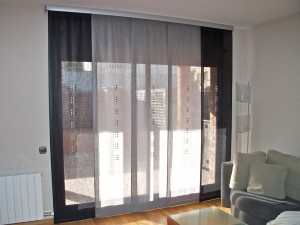 Cortines i Estors, Presa de mesures gratis, Confeccionem i instal·lem Cortines i Estors, Riells i Barres. Varietat en Teixits i Estores Moderns, Estors Enrotllables, Estors Paqueto, Estores Plegables, Cortines Nit i Dia, Cortines Veneciana de fusta, Persianes Venecianes alumini, Cortines Verticals, Cortines Plisades o Panells Japonesos. Protecció Solar exterior, Tendals, Fet a mida per vestir la seva finestra, Automatismes i Motoritzacions. Servei de presa de mesures i instal·lació de cortines i estores a Andorra. El mejor diseño de cortinas es a menudo el último toque de decoración de interiores por el que nos decidimos. En general, vienen después de la elección de los muebles, el color de las paredes y el resto de los complementos. Pero, no por ello, las cortinas son menos importantes. Las cortinas en una habitación son comparables a los zapatos o el peinado en el estilismo final de una persona. Siempre destacó la importancia de las cortinas en el diseño, las cortinas le dan la terminación a la decoración de interiores y hacen las habitaciones más acogedoras. En el caso del diseño moderno, donde todos los elementos son tan estructurados, se hace absolutamente necesario tener cortinas, ya que con éstas, logras el aspecto hogareño que necesitas. Veamos a continuación algunas ideas para la decoración con cortinas de diseño moderno. El material de la cortina depende de dos factores fundamentales, el efecto que busques causar con las cortinas y la cantidad de luz que quieras dejar pasar a través de la misma. En el caso del diseño moderno, el efecto que se busca causar con las cortinas, es un efecto sin demasiado drama, más bien algo puro, pero acogedor. Por lo que sólo deberás concentrarte en la cantidad de luz que quieras dejar pasar a través de la cortina. Si quieres eliminar la luz, tienes la opción de elegir cortinas black out, que evitarán que pase la luz del sol. Por otro lado, en caso de que quieras dejar pasar luz moderada a través de las cortinas puedes elegir cortinas de gasa. Este tipo de tela para cortinas vienen en distintos grosores, ideales para cambiar la intensidad de luz que entra por tu ventana. si bien el diseño moderno presenta una paleta tradicionalmente monocromática, es común insertar colores vibrantes dentro de la decoración moderna. Una de las maneras de insertar color es, justamente, a través de las cortinas. Para decorar con cortinas en una habitación de estilo moderno, recomiendo que si eliges un color, luego lo equilibres, colocando el mismo color en la zona opuesta de la habitación. Coloca cojines, o pequeños adornos que tengan el mismo color que la cortina o una alfombra en el centro de la habitación. Pero no satures la habitación llenándola de éste color en particular, más bien, debes colocar pequeños detalles para equilibrar. Dependiendo de la habitación de la casa que estés decorando, puedes elegir entre diferentes tipos de cortinas. Las cortinas tipo venecianas se dan muy bien con la decoración de interiores moderna. Sin embargo, no son apropiadas para los dormitorios o las salas familiares, pues no brindan el efecto acogedor que se busca al colocar cortinas en dichas habitaciones. No obstante, puedes colocarlas en la oficina o la cocina, donde logran adaptarse muy bien al diseño. Para el resto de las habitaciones, recomiendo que coloques cortinas clásicas de tela, generarán el equilibrio necesario entre lo moderno y lo acogedor del que hablaba al comienzo. Al elegir el material que usarás para tus cortinas de diseño moderno, no olvides que cuanto más grueso sea el material más resistente será a los lavados. Y al momento de decorar la casa, no dejes de tener en cuenta nuestras claves para colocar cortinas. ¿Qué te parece la idea de decorar con este tipo de cortinas?