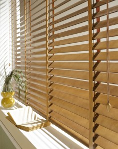 Cortines i Estors, Presa de mesures gratis, Confeccionem i instal·lem Cortines i Estors, Riells i Barres. Varietat en Teixits i Estores Moderns, Estors Enrotllables, Estors Paqueto, Estores Plegables, Cortines Nit i Dia, Cortines Veneciana de fusta, Persianes Venecianes alumini, Cortines Verticals, Cortines Plisades o Panells Japonesos. Protecció Solar exterior, Tendals, Fet a mida per vestir la seva finestra, Automatismes i Motoritzacions. Servei de presa de mesures i instal·lació de cortines i estores a Andorra. El mejor diseño de cortinas es a menudo el último toque de decoración de interiores por el que nos decidimos. En general, vienen después de la elección de los muebles, el color de las paredes y el resto de los complementos. Pero, no por ello, las cortinas son menos importantes. Las cortinas en una habitación son comparables a los zapatos o el peinado en el estilismo final de una persona. Siempre destacó la importancia de las cortinas en el diseño, las cortinas le dan la terminación a la decoración de interiores y hacen las habitaciones más acogedoras. En el caso del diseño moderno, donde todos los elementos son tan estructurados, se hace absolutamente necesario tener cortinas, ya que con éstas, logras el aspecto hogareño que necesitas. Veamos a continuación algunas ideas para la decoración con cortinas de diseño moderno. El material de la cortina depende de dos factores fundamentales, el efecto que busques causar con las cortinas y la cantidad de luz que quieras dejar pasar a través de la misma. En el caso del diseño moderno, el efecto que se busca causar con las cortinas, es un efecto sin demasiado drama, más bien algo puro, pero acogedor. Por lo que sólo deberás concentrarte en la cantidad de luz que quieras dejar pasar a través de la cortina. Si quieres eliminar la luz, tienes la opción de elegir cortinas black out, que evitarán que pase la luz del sol. Por otro lado, en caso de que quieras dejar pasar luz moderada a través de las cortinas puedes elegir cortinas de gasa. Este tipo de tela para cortinas vienen en distintos grosores, ideales para cambiar la intensidad de luz que entra por tu ventana. si bien el diseño moderno presenta una paleta tradicionalmente monocromática, es común insertar colores vibrantes dentro de la decoración moderna. Una de las maneras de insertar color es, justamente, a través de las cortinas. Para decorar con cortinas en una habitación de estilo moderno, recomiendo que si eliges un color, luego lo equilibres, colocando el mismo color en la zona opuesta de la habitación. Coloca cojines, o pequeños adornos que tengan el mismo color que la cortina o una alfombra en el centro de la habitación. Pero no satures la habitación llenándola de éste color en particular, más bien, debes colocar pequeños detalles para equilibrar. Dependiendo de la habitación de la casa que estés decorando, puedes elegir entre diferentes tipos de cortinas. Las cortinas tipo venecianas se dan muy bien con la decoración de interiores moderna. Sin embargo, no son apropiadas para los dormitorios o las salas familiares, pues no brindan el efecto acogedor que se busca al colocar cortinas en dichas habitaciones. No obstante, puedes colocarlas en la oficina o la cocina, donde logran adaptarse muy bien al diseño. Para el resto de las habitaciones, recomiendo que coloques cortinas clásicas de tela, generarán el equilibrio necesario entre lo moderno y lo acogedor del que hablaba al comienzo. Al elegir el material que usarás para tus cortinas de diseño moderno, no olvides que cuanto más grueso sea el material más resistente será a los lavados. Y al momento de decorar la casa, no dejes de tener en cuenta nuestras claves para colocar cortinas. ¿Qué te parece la idea de decorar con este tipo de cortinas?