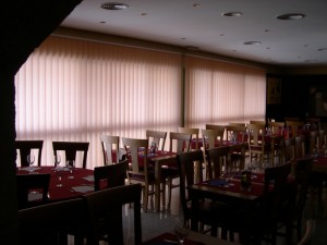 Cortines i Estors, Presa de mesures gratis, Confeccionem i instal·lem Cortines i Estors, Riells i Barres. Varietat en Teixits i Estores Moderns, Estors Enrotllables, Estors Paqueto, Estores Plegables, Cortines Nit i Dia, Cortines Veneciana de fusta, Persianes Venecianes alumini, Cortines Verticals, Cortines Plisades o Panells Japonesos. Protecció Solar exterior, Tendals, Fet a mida per vestir la seva finestra, Automatismes i Motoritzacions. Servei de presa de mesures i instal·lació de cortines i estores a Andorra. El mejor diseño de cortinas es a menudo el último toque de decoración de interiores por el que nos decidimos. En general, vienen después de la elección de los muebles, el color de las paredes y el resto de los complementos. Pero, no por ello, las cortinas son menos importantes. Las cortinas en una habitación son comparables a los zapatos o el peinado en el estilismo final de una persona. Siempre destacó la importancia de las cortinas en el diseño, las cortinas le dan la terminación a la decoración de interiores y hacen las habitaciones más acogedoras. En el caso del diseño moderno, donde todos los elementos son tan estructurados, se hace absolutamente necesario tener cortinas, ya que con éstas, logras el aspecto hogareño que necesitas. Veamos a continuación algunas ideas para la decoración con cortinas de diseño moderno. El material de la cortina depende de dos factores fundamentales, el efecto que busques causar con las cortinas y la cantidad de luz que quieras dejar pasar a través de la misma. En el caso del diseño moderno, el efecto que se busca causar con las cortinas, es un efecto sin demasiado drama, más bien algo puro, pero acogedor. Por lo que sólo deberás concentrarte en la cantidad de luz que quieras dejar pasar a través de la cortina. Si quieres eliminar la luz, tienes la opción de elegir cortinas black out, que evitarán que pase la luz del sol. Por otro lado, en caso de que quieras dejar pasar luz moderada a través de las cortinas puedes elegir cortinas de gasa. Este tipo de tela para cortinas vienen en distintos grosores, ideales para cambiar la intensidad de luz que entra por tu ventana. si bien el diseño moderno presenta una paleta tradicionalmente monocromática, es común insertar colores vibrantes dentro de la decoración moderna. Una de las maneras de insertar color es, justamente, a través de las cortinas. Para decorar con cortinas en una habitación de estilo moderno, recomiendo que si eliges un color, luego lo equilibres, colocando el mismo color en la zona opuesta de la habitación. Coloca cojines, o pequeños adornos que tengan el mismo color que la cortina o una alfombra en el centro de la habitación. Pero no satures la habitación llenándola de éste color en particular, más bien, debes colocar pequeños detalles para equilibrar. Dependiendo de la habitación de la casa que estés decorando, puedes elegir entre diferentes tipos de cortinas. Las cortinas tipo venecianas se dan muy bien con la decoración de interiores moderna. Sin embargo, no son apropiadas para los dormitorios o las salas familiares, pues no brindan el efecto acogedor que se busca al colocar cortinas en dichas habitaciones. No obstante, puedes colocarlas en la oficina o la cocina, donde logran adaptarse muy bien al diseño. Para el resto de las habitaciones, recomiendo que coloques cortinas clásicas de tela, generarán el equilibrio necesario entre lo moderno y lo acogedor del que hablaba al comienzo. Al elegir el material que usarás para tus cortinas de diseño moderno, no olvides que cuanto más grueso sea el material más resistente será a los lavados. Y al momento de decorar la casa, no dejes de tener en cuenta nuestras claves para colocar cortinas. ¿Qué te parece la idea de decorar con este tipo de cortinas?