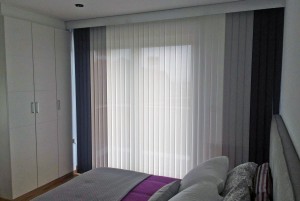 Cortines i Estors, Presa de mesures gratis, Confeccionem i instal·lem Cortines i Estors, Riells i Barres. Varietat en Teixits i Estores Moderns, Estors Enrotllables, Estors Paqueto, Estores Plegables, Cortines Nit i Dia, Cortines Veneciana de fusta, Persianes Venecianes alumini, Cortines Verticals, Cortines Plisades o Panells Japonesos. Protecció Solar exterior, Tendals, Fet a mida per vestir la seva finestra, Automatismes i Motoritzacions. Servei de presa de mesures i instal·lació de cortines i estores a Andorra. El mejor diseño de cortinas es a menudo el último toque de decoración de interiores por el que nos decidimos. En general, vienen después de la elección de los muebles, el color de las paredes y el resto de los complementos. Pero, no por ello, las cortinas son menos importantes. Las cortinas en una habitación son comparables a los zapatos o el peinado en el estilismo final de una persona. Siempre destacó la importancia de las cortinas en el diseño, las cortinas le dan la terminación a la decoración de interiores y hacen las habitaciones más acogedoras. En el caso del diseño moderno, donde todos los elementos son tan estructurados, se hace absolutamente necesario tener cortinas, ya que con éstas, logras el aspecto hogareño que necesitas. Veamos a continuación algunas ideas para la decoración con cortinas de diseño moderno. El material de la cortina depende de dos factores fundamentales, el efecto que busques causar con las cortinas y la cantidad de luz que quieras dejar pasar a través de la misma. En el caso del diseño moderno, el efecto que se busca causar con las cortinas, es un efecto sin demasiado drama, más bien algo puro, pero acogedor. Por lo que sólo deberás concentrarte en la cantidad de luz que quieras dejar pasar a través de la cortina. Si quieres eliminar la luz, tienes la opción de elegir cortinas black out, que evitarán que pase la luz del sol. Por otro lado, en caso de que quieras dejar pasar luz moderada a través de las cortinas puedes elegir cortinas de gasa. Este tipo de tela para cortinas vienen en distintos grosores, ideales para cambiar la intensidad de luz que entra por tu ventana. si bien el diseño moderno presenta una paleta tradicionalmente monocromática, es común insertar colores vibrantes dentro de la decoración moderna. Una de las maneras de insertar color es, justamente, a través de las cortinas. Para decorar con cortinas en una habitación de estilo moderno, recomiendo que si eliges un color, luego lo equilibres, colocando el mismo color en la zona opuesta de la habitación. Coloca cojines, o pequeños adornos que tengan el mismo color que la cortina o una alfombra en el centro de la habitación. Pero no satures la habitación llenándola de éste color en particular, más bien, debes colocar pequeños detalles para equilibrar. Dependiendo de la habitación de la casa que estés decorando, puedes elegir entre diferentes tipos de cortinas. Las cortinas tipo venecianas se dan muy bien con la decoración de interiores moderna. Sin embargo, no son apropiadas para los dormitorios o las salas familiares, pues no brindan el efecto acogedor que se busca al colocar cortinas en dichas habitaciones. No obstante, puedes colocarlas en la oficina o la cocina, donde logran adaptarse muy bien al diseño. Para el resto de las habitaciones, recomiendo que coloques cortinas clásicas de tela, generarán el equilibrio necesario entre lo moderno y lo acogedor del que hablaba al comienzo. Al elegir el material que usarás para tus cortinas de diseño moderno, no olvides que cuanto más grueso sea el material más resistente será a los lavados. Y al momento de decorar la casa, no dejes de tener en cuenta nuestras claves para colocar cortinas. ¿Qué te parece la idea de decorar con este tipo de cortinas?