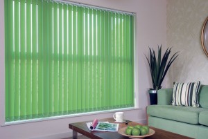 Cortines i Estors, Presa de mesures gratis, Confeccionem i instal·lem Cortines i Estors, Riells i Barres. Varietat en Teixits i Estores Moderns, Estors Enrotllables, Estors Paqueto, Estores Plegables, Cortines Nit i Dia, Cortines Veneciana de fusta, Persianes Venecianes alumini, Cortines Verticals, Cortines Plisades o Panells Japonesos. Protecció Solar exterior, Tendals, Fet a mida per vestir la seva finestra, Automatismes i Motoritzacions. Servei de presa de mesures i instal·lació de cortines i estores a Andorra. El mejor diseño de cortinas es a menudo el último toque de decoración de interiores por el que nos decidimos. En general, vienen después de la elección de los muebles, el color de las paredes y el resto de los complementos. Pero, no por ello, las cortinas son menos importantes. Las cortinas en una habitación son comparables a los zapatos o el peinado en el estilismo final de una persona. Siempre destacó la importancia de las cortinas en el diseño, las cortinas le dan la terminación a la decoración de interiores y hacen las habitaciones más acogedoras. En el caso del diseño moderno, donde todos los elementos son tan estructurados, se hace absolutamente necesario tener cortinas, ya que con éstas, logras el aspecto hogareño que necesitas. Veamos a continuación algunas ideas para la decoración con cortinas de diseño moderno. El material de la cortina depende de dos factores fundamentales, el efecto que busques causar con las cortinas y la cantidad de luz que quieras dejar pasar a través de la misma. En el caso del diseño moderno, el efecto que se busca causar con las cortinas, es un efecto sin demasiado drama, más bien algo puro, pero acogedor. Por lo que sólo deberás concentrarte en la cantidad de luz que quieras dejar pasar a través de la cortina. Si quieres eliminar la luz, tienes la opción de elegir cortinas black out, que evitarán que pase la luz del sol. Por otro lado, en caso de que quieras dejar pasar luz moderada a través de las cortinas puedes elegir cortinas de gasa. Este tipo de tela para cortinas vienen en distintos grosores, ideales para cambiar la intensidad de luz que entra por tu ventana. si bien el diseño moderno presenta una paleta tradicionalmente monocromática, es común insertar colores vibrantes dentro de la decoración moderna. Una de las maneras de insertar color es, justamente, a través de las cortinas. Para decorar con cortinas en una habitación de estilo moderno, recomiendo que si eliges un color, luego lo equilibres, colocando el mismo color en la zona opuesta de la habitación. Coloca cojines, o pequeños adornos que tengan el mismo color que la cortina o una alfombra en el centro de la habitación. Pero no satures la habitación llenándola de éste color en particular, más bien, debes colocar pequeños detalles para equilibrar. Dependiendo de la habitación de la casa que estés decorando, puedes elegir entre diferentes tipos de cortinas. Las cortinas tipo venecianas se dan muy bien con la decoración de interiores moderna. Sin embargo, no son apropiadas para los dormitorios o las salas familiares, pues no brindan el efecto acogedor que se busca al colocar cortinas en dichas habitaciones. No obstante, puedes colocarlas en la oficina o la cocina, donde logran adaptarse muy bien al diseño. Para el resto de las habitaciones, recomiendo que coloques cortinas clásicas de tela, generarán el equilibrio necesario entre lo moderno y lo acogedor del que hablaba al comienzo. Al elegir el material que usarás para tus cortinas de diseño moderno, no olvides que cuanto más grueso sea el material más resistente será a los lavados. Y al momento de decorar la casa, no dejes de tener en cuenta nuestras claves para colocar cortinas. ¿Qué te parece la idea de decorar con este tipo de cortinas?