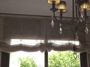 Cortines i Estors, Presa de mesures gratis, Confeccionem i instal·lem Cortines i Estors, Riells i Barres. Varietat en Teixits i Estores Moderns, Estors Enrotllables, Estors Paqueto, Estores Plegables, Cortines Nit i Dia, Cortines Veneciana de fusta, Persianes Venecianes alumini, Cortines Verticals, Cortines Plisades o Panells Japonesos. Protecció Solar exterior, Tendals, Fet a mida per vestir la seva finestra, Automatismes i Motoritzacions. Servei de presa de mesures i instal·lació de cortines i estores a Andorra. El mejor diseño de cortinas es a menudo el último toque de decoración de interiores por el que nos decidimos. En general, vienen después de la elección de los muebles, el color de las paredes y el resto de los complementos. Pero, no por ello, las cortinas son menos importantes. Las cortinas en una habitación son comparables a los zapatos o el peinado en el estilismo final de una persona. Siempre destacó la importancia de las cortinas en el diseño, las cortinas le dan la terminación a la decoración de interiores y hacen las habitaciones más acogedoras. En el caso del diseño moderno, donde todos los elementos son tan estructurados, se hace absolutamente necesario tener cortinas, ya que con éstas, logras el aspecto hogareño que necesitas. Veamos a continuación algunas ideas para la decoración con cortinas de diseño moderno. El material de la cortina depende de dos factores fundamentales, el efecto que busques causar con las cortinas y la cantidad de luz que quieras dejar pasar a través de la misma. En el caso del diseño moderno, el efecto que se busca causar con las cortinas, es un efecto sin demasiado drama, más bien algo puro, pero acogedor. Por lo que sólo deberás concentrarte en la cantidad de luz que quieras dejar pasar a través de la cortina. Si quieres eliminar la luz, tienes la opción de elegir cortinas black out, que evitarán que pase la luz del sol. Por otro lado, en caso de que quieras dejar pasar luz moderada a través de las cortinas puedes elegir cortinas de gasa. Este tipo de tela para cortinas vienen en distintos grosores, ideales para cambiar la intensidad de luz que entra por tu ventana. si bien el diseño moderno presenta una paleta tradicionalmente monocromática, es común insertar colores vibrantes dentro de la decoración moderna. Una de las maneras de insertar color es, justamente, a través de las cortinas. Para decorar con cortinas en una habitación de estilo moderno, recomiendo que si eliges un color, luego lo equilibres, colocando el mismo color en la zona opuesta de la habitación. Coloca cojines, o pequeños adornos que tengan el mismo color que la cortina o una alfombra en el centro de la habitación. Pero no satures la habitación llenándola de éste color en particular, más bien, debes colocar pequeños detalles para equilibrar. Dependiendo de la habitación de la casa que estés decorando, puedes elegir entre diferentes tipos de cortinas. Las cortinas tipo venecianas se dan muy bien con la decoración de interiores moderna. Sin embargo, no son apropiadas para los dormitorios o las salas familiares, pues no brindan el efecto acogedor que se busca al colocar cortinas en dichas habitaciones. No obstante, puedes colocarlas en la oficina o la cocina, donde logran adaptarse muy bien al diseño. Para el resto de las habitaciones, recomiendo que coloques cortinas clásicas de tela, generarán el equilibrio necesario entre lo moderno y lo acogedor del que hablaba al comienzo. Al elegir el material que usarás para tus cortinas de diseño moderno, no olvides que cuanto más grueso sea el material más resistente será a los lavados. Y al momento de decorar la casa, no dejes de tener en cuenta nuestras claves para colocar cortinas. ¿Qué te parece la idea de decorar con este tipo de cortinas?