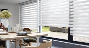 Cortines i Estors, Presa de mesures gratis, Confeccionem i instal·lem Cortines i Estors, Riells i Barres. Varietat en Teixits i Estores Moderns, Estors Enrotllables, Estors Paqueto, Estores Plegables, Cortines Nit i Dia, Cortines Veneciana de fusta, Persianes Venecianes alumini, Cortines Verticals, Cortines Plisades o Panells Japonesos. Protecció Solar exterior, Tendals, Fet a mida per vestir la seva finestra, Automatismes i Motoritzacions. Servei de presa de mesures i instal·lació de cortines i estores a Andorra. El mejor diseño de cortinas es a menudo el último toque de decoración de interiores por el que nos decidimos. En general, vienen después de la elección de los muebles, el color de las paredes y el resto de los complementos. Pero, no por ello, las cortinas son menos importantes. Las cortinas en una habitación son comparables a los zapatos o el peinado en el estilismo final de una persona. Siempre destacó la importancia de las cortinas en el diseño, las cortinas le dan la terminación a la decoración de interiores y hacen las habitaciones más acogedoras. En el caso del diseño moderno, donde todos los elementos son tan estructurados, se hace absolutamente necesario tener cortinas, ya que con éstas, logras el aspecto hogareño que necesitas. Veamos a continuación algunas ideas para la decoración con cortinas de diseño moderno. El material de la cortina depende de dos factores fundamentales, el efecto que busques causar con las cortinas y la cantidad de luz que quieras dejar pasar a través de la misma. En el caso del diseño moderno, el efecto que se busca causar con las cortinas, es un efecto sin demasiado drama, más bien algo puro, pero acogedor. Por lo que sólo deberás concentrarte en la cantidad de luz que quieras dejar pasar a través de la cortina. Si quieres eliminar la luz, tienes la opción de elegir cortinas black out, que evitarán que pase la luz del sol. Por otro lado, en caso de que quieras dejar pasar luz moderada a través de las cortinas puedes elegir cortinas de gasa. Este tipo de tela para cortinas vienen en distintos grosores, ideales para cambiar la intensidad de luz que entra por tu ventana. si bien el diseño moderno presenta una paleta tradicionalmente monocromática, es común insertar colores vibrantes dentro de la decoración moderna. Una de las maneras de insertar color es, justamente, a través de las cortinas. Para decorar con cortinas en una habitación de estilo moderno, recomiendo que si eliges un color, luego lo equilibres, colocando el mismo color en la zona opuesta de la habitación. Coloca cojines, o pequeños adornos que tengan el mismo color que la cortina o una alfombra en el centro de la habitación. Pero no satures la habitación llenándola de éste color en particular, más bien, debes colocar pequeños detalles para equilibrar. Dependiendo de la habitación de la casa que estés decorando, puedes elegir entre diferentes tipos de cortinas. Las cortinas tipo venecianas se dan muy bien con la decoración de interiores moderna. Sin embargo, no son apropiadas para los dormitorios o las salas familiares, pues no brindan el efecto acogedor que se busca al colocar cortinas en dichas habitaciones. No obstante, puedes colocarlas en la oficina o la cocina, donde logran adaptarse muy bien al diseño. Para el resto de las habitaciones, recomiendo que coloques cortinas clásicas de tela, generarán el equilibrio necesario entre lo moderno y lo acogedor del que hablaba al comienzo. Al elegir el material que usarás para tus cortinas de diseño moderno, no olvides que cuanto más grueso sea el material más resistente será a los lavados. Y al momento de decorar la casa, no dejes de tener en cuenta nuestras claves para colocar cortinas. ¿Qué te parece la idea de decorar con este tipo de cortinas?