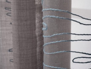 Cortines i Estors, Presa de mesures gratis, Confeccionem i instal·lem Cortines i Estors, Riells i Barres. Varietat en Teixits i Estores Moderns, Estors Enrotllables, Estors Paqueto, Estores Plegables, Cortines Nit i Dia, Cortines Veneciana de fusta, Persianes Venecianes alumini, Cortines Verticals, Cortines Plisades o Panells Japonesos. Protecció Solar exterior, Tendals, Fet a mida per vestir la seva finestra, Automatismes i Motoritzacions. Servei de presa de mesures i instal·lació de cortines i estores a Andorra. El mejor diseño de cortinas es a menudo el último toque de decoración de interiores por el que nos decidimos. En general, vienen después de la elección de los muebles, el color de las paredes y el resto de los complementos. Pero, no por ello, las cortinas son menos importantes. Las cortinas en una habitación son comparables a los zapatos o el peinado en el estilismo final de una persona. Siempre destacó la importancia de las cortinas en el diseño, las cortinas le dan la terminación a la decoración de interiores y hacen las habitaciones más acogedoras. En el caso del diseño moderno, donde todos los elementos son tan estructurados, se hace absolutamente necesario tener cortinas, ya que con éstas, logras el aspecto hogareño que necesitas. Veamos a continuación algunas ideas para la decoración con cortinas de diseño moderno. El material de la cortina depende de dos factores fundamentales, el efecto que busques causar con las cortinas y la cantidad de luz que quieras dejar pasar a través de la misma. En el caso del diseño moderno, el efecto que se busca causar con las cortinas, es un efecto sin demasiado drama, más bien algo puro, pero acogedor. Por lo que sólo deberás concentrarte en la cantidad de luz que quieras dejar pasar a través de la cortina. Si quieres eliminar la luz, tienes la opción de elegir cortinas black out, que evitarán que pase la luz del sol. Por otro lado, en caso de que quieras dejar pasar luz moderada a través de las cortinas puedes elegir cortinas de gasa. Este tipo de tela para cortinas vienen en distintos grosores, ideales para cambiar la intensidad de luz que entra por tu ventana. si bien el diseño moderno presenta una paleta tradicionalmente monocromática, es común insertar colores vibrantes dentro de la decoración moderna. Una de las maneras de insertar color es, justamente, a través de las cortinas. Para decorar con cortinas en una habitación de estilo moderno, recomiendo que si eliges un color, luego lo equilibres, colocando el mismo color en la zona opuesta de la habitación. Coloca cojines, o pequeños adornos que tengan el mismo color que la cortina o una alfombra en el centro de la habitación. Pero no satures la habitación llenándola de éste color en particular, más bien, debes colocar pequeños detalles para equilibrar. Dependiendo de la habitación de la casa que estés decorando, puedes elegir entre diferentes tipos de cortinas. Las cortinas tipo venecianas se dan muy bien con la decoración de interiores moderna. Sin embargo, no son apropiadas para los dormitorios o las salas familiares, pues no brindan el efecto acogedor que se busca al colocar cortinas en dichas habitaciones. No obstante, puedes colocarlas en la oficina o la cocina, donde logran adaptarse muy bien al diseño. Para el resto de las habitaciones, recomiendo que coloques cortinas clásicas de tela, generarán el equilibrio necesario entre lo moderno y lo acogedor del que hablaba al comienzo. Al elegir el material que usarás para tus cortinas de diseño moderno, no olvides que cuanto más grueso sea el material más resistente será a los lavados. Y al momento de decorar la casa, no dejes de tener en cuenta nuestras claves para colocar cortinas. ¿Qué te parece la idea de decorar con este tipo de cortinas?