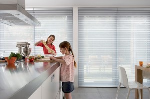 Cortines i Estors, Presa de mesures gratis, Confeccionem i instal·lem Cortines i Estors, Riells i Barres. Varietat en Teixits i Estores Moderns, Estors Enrotllables, Estors Paqueto, Estores Plegables, Cortines Nit i Dia, Cortines Veneciana de fusta, Persianes Venecianes alumini, Cortines Verticals, Cortines Plisades o Panells Japonesos. Protecció Solar exterior, Tendals, Fet a mida per vestir la seva finestra, Automatismes i Motoritzacions. Servei de presa de mesures i instal·lació de cortines i estores a Andorra. El mejor diseño de cortinas es a menudo el último toque de decoración de interiores por el que nos decidimos. En general, vienen después de la elección de los muebles, el color de las paredes y el resto de los complementos. Pero, no por ello, las cortinas son menos importantes. Las cortinas en una habitación son comparables a los zapatos o el peinado en el estilismo final de una persona. Siempre destacó la importancia de las cortinas en el diseño, las cortinas le dan la terminación a la decoración de interiores y hacen las habitaciones más acogedoras. En el caso del diseño moderno, donde todos los elementos son tan estructurados, se hace absolutamente necesario tener cortinas, ya que con éstas, logras el aspecto hogareño que necesitas. Veamos a continuación algunas ideas para la decoración con cortinas de diseño moderno. El material de la cortina depende de dos factores fundamentales, el efecto que busques causar con las cortinas y la cantidad de luz que quieras dejar pasar a través de la misma. En el caso del diseño moderno, el efecto que se busca causar con las cortinas, es un efecto sin demasiado drama, más bien algo puro, pero acogedor. Por lo que sólo deberás concentrarte en la cantidad de luz que quieras dejar pasar a través de la cortina. Si quieres eliminar la luz, tienes la opción de elegir cortinas black out, que evitarán que pase la luz del sol. Por otro lado, en caso de que quieras dejar pasar luz moderada a través de las cortinas puedes elegir cortinas de gasa. Este tipo de tela para cortinas vienen en distintos grosores, ideales para cambiar la intensidad de luz que entra por tu ventana. si bien el diseño moderno presenta una paleta tradicionalmente monocromática, es común insertar colores vibrantes dentro de la decoración moderna. Una de las maneras de insertar color es, justamente, a través de las cortinas. Para decorar con cortinas en una habitación de estilo moderno, recomiendo que si eliges un color, luego lo equilibres, colocando el mismo color en la zona opuesta de la habitación. Coloca cojines, o pequeños adornos que tengan el mismo color que la cortina o una alfombra en el centro de la habitación. Pero no satures la habitación llenándola de éste color en particular, más bien, debes colocar pequeños detalles para equilibrar. Dependiendo de la habitación de la casa que estés decorando, puedes elegir entre diferentes tipos de cortinas. Las cortinas tipo venecianas se dan muy bien con la decoración de interiores moderna. Sin embargo, no son apropiadas para los dormitorios o las salas familiares, pues no brindan el efecto acogedor que se busca al colocar cortinas en dichas habitaciones. No obstante, puedes colocarlas en la oficina o la cocina, donde logran adaptarse muy bien al diseño. Para el resto de las habitaciones, recomiendo que coloques cortinas clásicas de tela, generarán el equilibrio necesario entre lo moderno y lo acogedor del que hablaba al comienzo. Al elegir el material que usarás para tus cortinas de diseño moderno, no olvides que cuanto más grueso sea el material más resistente será a los lavados. Y al momento de decorar la casa, no dejes de tener en cuenta nuestras claves para colocar cortinas. ¿Qué te parece la idea de decorar con este tipo de cortinas?
