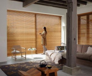 Cortines i Estors, Presa de mesures gratis, Confeccionem i instal·lem Cortines i Estors, Riells i Barres. Varietat en Teixits i Estores Moderns, Estors Enrotllables, Estors Paqueto, Estores Plegables, Cortines Nit i Dia, Cortines Veneciana de fusta, Persianes Venecianes alumini, Cortines Verticals, Cortines Plisades o Panells Japonesos. Protecció Solar exterior, Tendals, Fet a mida per vestir la seva finestra, Automatismes i Motoritzacions. Servei de presa de mesures i instal·lació de cortines i estores a Andorra. El mejor diseño de cortinas es a menudo el último toque de decoración de interiores por el que nos decidimos. En general, vienen después de la elección de los muebles, el color de las paredes y el resto de los complementos. Pero, no por ello, las cortinas son menos importantes. Las cortinas en una habitación son comparables a los zapatos o el peinado en el estilismo final de una persona. Siempre destacó la importancia de las cortinas en el diseño, las cortinas le dan la terminación a la decoración de interiores y hacen las habitaciones más acogedoras. En el caso del diseño moderno, donde todos los elementos son tan estructurados, se hace absolutamente necesario tener cortinas, ya que con éstas, logras el aspecto hogareño que necesitas. Veamos a continuación algunas ideas para la decoración con cortinas de diseño moderno. El material de la cortina depende de dos factores fundamentales, el efecto que busques causar con las cortinas y la cantidad de luz que quieras dejar pasar a través de la misma. En el caso del diseño moderno, el efecto que se busca causar con las cortinas, es un efecto sin demasiado drama, más bien algo puro, pero acogedor. Por lo que sólo deberás concentrarte en la cantidad de luz que quieras dejar pasar a través de la cortina. Si quieres eliminar la luz, tienes la opción de elegir cortinas black out, que evitarán que pase la luz del sol. Por otro lado, en caso de que quieras dejar pasar luz moderada a través de las cortinas puedes elegir cortinas de gasa. Este tipo de tela para cortinas vienen en distintos grosores, ideales para cambiar la intensidad de luz que entra por tu ventana. si bien el diseño moderno presenta una paleta tradicionalmente monocromática, es común insertar colores vibrantes dentro de la decoración moderna. Una de las maneras de insertar color es, justamente, a través de las cortinas. Para decorar con cortinas en una habitación de estilo moderno, recomiendo que si eliges un color, luego lo equilibres, colocando el mismo color en la zona opuesta de la habitación. Coloca cojines, o pequeños adornos que tengan el mismo color que la cortina o una alfombra en el centro de la habitación. Pero no satures la habitación llenándola de éste color en particular, más bien, debes colocar pequeños detalles para equilibrar. Dependiendo de la habitación de la casa que estés decorando, puedes elegir entre diferentes tipos de cortinas. Las cortinas tipo venecianas se dan muy bien con la decoración de interiores moderna. Sin embargo, no son apropiadas para los dormitorios o las salas familiares, pues no brindan el efecto acogedor que se busca al colocar cortinas en dichas habitaciones. No obstante, puedes colocarlas en la oficina o la cocina, donde logran adaptarse muy bien al diseño. Para el resto de las habitaciones, recomiendo que coloques cortinas clásicas de tela, generarán el equilibrio necesario entre lo moderno y lo acogedor del que hablaba al comienzo. Al elegir el material que usarás para tus cortinas de diseño moderno, no olvides que cuanto más grueso sea el material más resistente será a los lavados. Y al momento de decorar la casa, no dejes de tener en cuenta nuestras claves para colocar cortinas. ¿Qué te parece la idea de decorar con este tipo de cortinas?