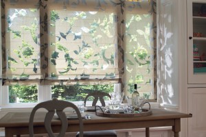 Cortines i Estors, Presa de mesures gratis, Confeccionem i instal·lem Cortines i Estors, Riells i Barres. Varietat en Teixits i Estores Moderns, Estors Enrotllables, Estors Paqueto, Estores Plegables, Cortines Nit i Dia, Cortines Veneciana de fusta, Persianes Venecianes alumini, Cortines Verticals, Cortines Plisades o Panells Japonesos. Protecció Solar exterior, Tendals, Fet a mida per vestir la seva finestra, Automatismes i Motoritzacions. Servei de presa de mesures i instal·lació de cortines i estores a Andorra. El mejor diseño de cortinas es a menudo el último toque de decoración de interiores por el que nos decidimos. En general, vienen después de la elección de los muebles, el color de las paredes y el resto de los complementos. Pero, no por ello, las cortinas son menos importantes. Las cortinas en una habitación son comparables a los zapatos o el peinado en el estilismo final de una persona. Siempre destacó la importancia de las cortinas en el diseño, las cortinas le dan la terminación a la decoración de interiores y hacen las habitaciones más acogedoras. En el caso del diseño moderno, donde todos los elementos son tan estructurados, se hace absolutamente necesario tener cortinas, ya que con éstas, logras el aspecto hogareño que necesitas. Veamos a continuación algunas ideas para la decoración con cortinas de diseño moderno. El material de la cortina depende de dos factores fundamentales, el efecto que busques causar con las cortinas y la cantidad de luz que quieras dejar pasar a través de la misma. En el caso del diseño moderno, el efecto que se busca causar con las cortinas, es un efecto sin demasiado drama, más bien algo puro, pero acogedor. Por lo que sólo deberás concentrarte en la cantidad de luz que quieras dejar pasar a través de la cortina. Si quieres eliminar la luz, tienes la opción de elegir cortinas black out, que evitarán que pase la luz del sol. Por otro lado, en caso de que quieras dejar pasar luz moderada a través de las cortinas puedes elegir cortinas de gasa. Este tipo de tela para cortinas vienen en distintos grosores, ideales para cambiar la intensidad de luz que entra por tu ventana. si bien el diseño moderno presenta una paleta tradicionalmente monocromática, es común insertar colores vibrantes dentro de la decoración moderna. Una de las maneras de insertar color es, justamente, a través de las cortinas. Para decorar con cortinas en una habitación de estilo moderno, recomiendo que si eliges un color, luego lo equilibres, colocando el mismo color en la zona opuesta de la habitación. Coloca cojines, o pequeños adornos que tengan el mismo color que la cortina o una alfombra en el centro de la habitación. Pero no satures la habitación llenándola de éste color en particular, más bien, debes colocar pequeños detalles para equilibrar. Dependiendo de la habitación de la casa que estés decorando, puedes elegir entre diferentes tipos de cortinas. Las cortinas tipo venecianas se dan muy bien con la decoración de interiores moderna. Sin embargo, no son apropiadas para los dormitorios o las salas familiares, pues no brindan el efecto acogedor que se busca al colocar cortinas en dichas habitaciones. No obstante, puedes colocarlas en la oficina o la cocina, donde logran adaptarse muy bien al diseño. Para el resto de las habitaciones, recomiendo que coloques cortinas clásicas de tela, generarán el equilibrio necesario entre lo moderno y lo acogedor del que hablaba al comienzo. Al elegir el material que usarás para tus cortinas de diseño moderno, no olvides que cuanto más grueso sea el material más resistente será a los lavados. Y al momento de decorar la casa, no dejes de tener en cuenta nuestras claves para colocar cortinas. ¿Qué te parece la idea de decorar con este tipo de cortinas?