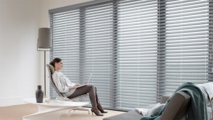 Cortines i Estors, Presa de mesures gratis, Confeccionem i instal·lem Cortines i Estors, Riells i Barres. Varietat en Teixits i Estores Moderns, Estors Enrotllables, Estors Paqueto, Estores Plegables, Cortines Nit i Dia, Cortines Veneciana de fusta, Persianes Venecianes alumini, Cortines Verticals, Cortines Plisades o Panells Japonesos. Protecció Solar exterior, Tendals, Fet a mida per vestir la seva finestra, Automatismes i Motoritzacions. Servei de presa de mesures i instal·lació de cortines i estores a Andorra. El mejor diseño de cortinas es a menudo el último toque de decoración de interiores por el que nos decidimos. En general, vienen después de la elección de los muebles, el color de las paredes y el resto de los complementos. Pero, no por ello, las cortinas son menos importantes. Las cortinas en una habitación son comparables a los zapatos o el peinado en el estilismo final de una persona. Siempre destacó la importancia de las cortinas en el diseño, las cortinas le dan la terminación a la decoración de interiores y hacen las habitaciones más acogedoras. En el caso del diseño moderno, donde todos los elementos son tan estructurados, se hace absolutamente necesario tener cortinas, ya que con éstas, logras el aspecto hogareño que necesitas. Veamos a continuación algunas ideas para la decoración con cortinas de diseño moderno. El material de la cortina depende de dos factores fundamentales, el efecto que busques causar con las cortinas y la cantidad de luz que quieras dejar pasar a través de la misma. En el caso del diseño moderno, el efecto que se busca causar con las cortinas, es un efecto sin demasiado drama, más bien algo puro, pero acogedor. Por lo que sólo deberás concentrarte en la cantidad de luz que quieras dejar pasar a través de la cortina. Si quieres eliminar la luz, tienes la opción de elegir cortinas black out, que evitarán que pase la luz del sol. Por otro lado, en caso de que quieras dejar pasar luz moderada a través de las cortinas puedes elegir cortinas de gasa. Este tipo de tela para cortinas vienen en distintos grosores, ideales para cambiar la intensidad de luz que entra por tu ventana. si bien el diseño moderno presenta una paleta tradicionalmente monocromática, es común insertar colores vibrantes dentro de la decoración moderna. Una de las maneras de insertar color es, justamente, a través de las cortinas. Para decorar con cortinas en una habitación de estilo moderno, recomiendo que si eliges un color, luego lo equilibres, colocando el mismo color en la zona opuesta de la habitación. Coloca cojines, o pequeños adornos que tengan el mismo color que la cortina o una alfombra en el centro de la habitación. Pero no satures la habitación llenándola de éste color en particular, más bien, debes colocar pequeños detalles para equilibrar. Dependiendo de la habitación de la casa que estés decorando, puedes elegir entre diferentes tipos de cortinas. Las cortinas tipo venecianas se dan muy bien con la decoración de interiores moderna. Sin embargo, no son apropiadas para los dormitorios o las salas familiares, pues no brindan el efecto acogedor que se busca al colocar cortinas en dichas habitaciones. No obstante, puedes colocarlas en la oficina o la cocina, donde logran adaptarse muy bien al diseño. Para el resto de las habitaciones, recomiendo que coloques cortinas clásicas de tela, generarán el equilibrio necesario entre lo moderno y lo acogedor del que hablaba al comienzo. Al elegir el material que usarás para tus cortinas de diseño moderno, no olvides que cuanto más grueso sea el material más resistente será a los lavados. Y al momento de decorar la casa, no dejes de tener en cuenta nuestras claves para colocar cortinas. ¿Qué te parece la idea de decorar con este tipo de cortinas?