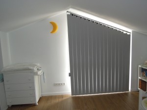 Cortines i Estors, Presa de mesures gratis, Confeccionem i instal·lem Cortines i Estors, Riells i Barres. Varietat en Teixits i Estores Moderns, Estors Enrotllables, Estors Paqueto, Estores Plegables, Cortines Nit i Dia, Cortines Veneciana de fusta, Persianes Venecianes alumini, Cortines Verticals, Cortines Plisades o Panells Japonesos. Protecció Solar exterior, Tendals, Fet a mida per vestir la seva finestra, Automatismes i Motoritzacions. Servei de presa de mesures i instal·lació de cortines i estores a Andorra. El mejor diseño de cortinas es a menudo el último toque de decoración de interiores por el que nos decidimos. En general, vienen después de la elección de los muebles, el color de las paredes y el resto de los complementos. Pero, no por ello, las cortinas son menos importantes. Las cortinas en una habitación son comparables a los zapatos o el peinado en el estilismo final de una persona. Siempre destacó la importancia de las cortinas en el diseño, las cortinas le dan la terminación a la decoración de interiores y hacen las habitaciones más acogedoras. En el caso del diseño moderno, donde todos los elementos son tan estructurados, se hace absolutamente necesario tener cortinas, ya que con éstas, logras el aspecto hogareño que necesitas. Veamos a continuación algunas ideas para la decoración con cortinas de diseño moderno. El material de la cortina depende de dos factores fundamentales, el efecto que busques causar con las cortinas y la cantidad de luz que quieras dejar pasar a través de la misma. En el caso del diseño moderno, el efecto que se busca causar con las cortinas, es un efecto sin demasiado drama, más bien algo puro, pero acogedor. Por lo que sólo deberás concentrarte en la cantidad de luz que quieras dejar pasar a través de la cortina. Si quieres eliminar la luz, tienes la opción de elegir cortinas black out, que evitarán que pase la luz del sol. Por otro lado, en caso de que quieras dejar pasar luz moderada a través de las cortinas puedes elegir cortinas de gasa. Este tipo de tela para cortinas vienen en distintos grosores, ideales para cambiar la intensidad de luz que entra por tu ventana. si bien el diseño moderno presenta una paleta tradicionalmente monocromática, es común insertar colores vibrantes dentro de la decoración moderna. Una de las maneras de insertar color es, justamente, a través de las cortinas. Para decorar con cortinas en una habitación de estilo moderno, recomiendo que si eliges un color, luego lo equilibres, colocando el mismo color en la zona opuesta de la habitación. Coloca cojines, o pequeños adornos que tengan el mismo color que la cortina o una alfombra en el centro de la habitación. Pero no satures la habitación llenándola de éste color en particular, más bien, debes colocar pequeños detalles para equilibrar. Dependiendo de la habitación de la casa que estés decorando, puedes elegir entre diferentes tipos de cortinas. Las cortinas tipo venecianas se dan muy bien con la decoración de interiores moderna. Sin embargo, no son apropiadas para los dormitorios o las salas familiares, pues no brindan el efecto acogedor que se busca al colocar cortinas en dichas habitaciones. No obstante, puedes colocarlas en la oficina o la cocina, donde logran adaptarse muy bien al diseño. Para el resto de las habitaciones, recomiendo que coloques cortinas clásicas de tela, generarán el equilibrio necesario entre lo moderno y lo acogedor del que hablaba al comienzo. Al elegir el material que usarás para tus cortinas de diseño moderno, no olvides que cuanto más grueso sea el material más resistente será a los lavados. Y al momento de decorar la casa, no dejes de tener en cuenta nuestras claves para colocar cortinas. ¿Qué te parece la idea de decorar con este tipo de cortinas?