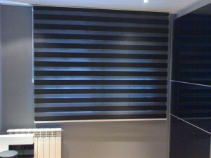 Cortines i Estors, Presa de mesures gratis, Confeccionem i instal·lem Cortines i Estors, Riells i Barres. Varietat en Teixits i Estores Moderns, Estors Enrotllables, Estors Paqueto, Estores Plegables, Cortines Nit i Dia, Cortines Veneciana de fusta, Persianes Venecianes alumini, Cortines Verticals, Cortines Plisades o Panells Japonesos. Protecció Solar exterior, Tendals, Fet a mida per vestir la seva finestra, Automatismes i Motoritzacions. Servei de presa de mesures i instal·lació de cortines i estores a Andorra. El mejor diseño de cortinas es a menudo el último toque de decoración de interiores por el que nos decidimos. En general, vienen después de la elección de los muebles, el color de las paredes y el resto de los complementos. Pero, no por ello, las cortinas son menos importantes. Las cortinas en una habitación son comparables a los zapatos o el peinado en el estilismo final de una persona. Siempre destacó la importancia de las cortinas en el diseño, las cortinas le dan la terminación a la decoración de interiores y hacen las habitaciones más acogedoras. En el caso del diseño moderno, donde todos los elementos son tan estructurados, se hace absolutamente necesario tener cortinas, ya que con éstas, logras el aspecto hogareño que necesitas. Veamos a continuación algunas ideas para la decoración con cortinas de diseño moderno. El material de la cortina depende de dos factores fundamentales, el efecto que busques causar con las cortinas y la cantidad de luz que quieras dejar pasar a través de la misma. En el caso del diseño moderno, el efecto que se busca causar con las cortinas, es un efecto sin demasiado drama, más bien algo puro, pero acogedor. Por lo que sólo deberás concentrarte en la cantidad de luz que quieras dejar pasar a través de la cortina. Si quieres eliminar la luz, tienes la opción de elegir cortinas black out, que evitarán que pase la luz del sol. Por otro lado, en caso de que quieras dejar pasar luz moderada a través de las cortinas puedes elegir cortinas de gasa. Este tipo de tela para cortinas vienen en distintos grosores, ideales para cambiar la intensidad de luz que entra por tu ventana. si bien el diseño moderno presenta una paleta tradicionalmente monocromática, es común insertar colores vibrantes dentro de la decoración moderna. Una de las maneras de insertar color es, justamente, a través de las cortinas. Para decorar con cortinas en una habitación de estilo moderno, recomiendo que si eliges un color, luego lo equilibres, colocando el mismo color en la zona opuesta de la habitación. Coloca cojines, o pequeños adornos que tengan el mismo color que la cortina o una alfombra en el centro de la habitación. Pero no satures la habitación llenándola de éste color en particular, más bien, debes colocar pequeños detalles para equilibrar. Dependiendo de la habitación de la casa que estés decorando, puedes elegir entre diferentes tipos de cortinas. Las cortinas tipo venecianas se dan muy bien con la decoración de interiores moderna. Sin embargo, no son apropiadas para los dormitorios o las salas familiares, pues no brindan el efecto acogedor que se busca al colocar cortinas en dichas habitaciones. No obstante, puedes colocarlas en la oficina o la cocina, donde logran adaptarse muy bien al diseño. Para el resto de las habitaciones, recomiendo que coloques cortinas clásicas de tela, generarán el equilibrio necesario entre lo moderno y lo acogedor del que hablaba al comienzo. Al elegir el material que usarás para tus cortinas de diseño moderno, no olvides que cuanto más grueso sea el material más resistente será a los lavados. Y al momento de decorar la casa, no dejes de tener en cuenta nuestras claves para colocar cortinas. ¿Qué te parece la idea de decorar con este tipo de cortinas?