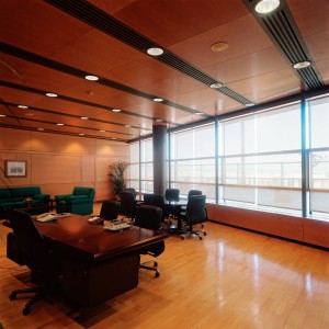 Cortines i Estors, Presa de mesures gratis, Confeccionem i instal·lem Cortines i Estors, Riells i Barres. Varietat en Teixits i Estores Moderns, Estors Enrotllables, Estors Paqueto, Estores Plegables, Cortines Nit i Dia, Cortines Veneciana de fusta, Persianes Venecianes alumini, Cortines Verticals, Cortines Plisades o Panells Japonesos. Protecció Solar exterior, Tendals, Fet a mida per vestir la seva finestra, Automatismes i Motoritzacions. Servei de presa de mesures i instal·lació de cortines i estores a Andorra. El mejor diseño de cortinas es a menudo el último toque de decoración de interiores por el que nos decidimos. En general, vienen después de la elección de los muebles, el color de las paredes y el resto de los complementos. Pero, no por ello, las cortinas son menos importantes. Las cortinas en una habitación son comparables a los zapatos o el peinado en el estilismo final de una persona. Siempre destacó la importancia de las cortinas en el diseño, las cortinas le dan la terminación a la decoración de interiores y hacen las habitaciones más acogedoras. En el caso del diseño moderno, donde todos los elementos son tan estructurados, se hace absolutamente necesario tener cortinas, ya que con éstas, logras el aspecto hogareño que necesitas. Veamos a continuación algunas ideas para la decoración con cortinas de diseño moderno. El material de la cortina depende de dos factores fundamentales, el efecto que busques causar con las cortinas y la cantidad de luz que quieras dejar pasar a través de la misma. En el caso del diseño moderno, el efecto que se busca causar con las cortinas, es un efecto sin demasiado drama, más bien algo puro, pero acogedor. Por lo que sólo deberás concentrarte en la cantidad de luz que quieras dejar pasar a través de la cortina. Si quieres eliminar la luz, tienes la opción de elegir cortinas black out, que evitarán que pase la luz del sol. Por otro lado, en caso de que quieras dejar pasar luz moderada a través de las cortinas puedes elegir cortinas de gasa. Este tipo de tela para cortinas vienen en distintos grosores, ideales para cambiar la intensidad de luz que entra por tu ventana. si bien el diseño moderno presenta una paleta tradicionalmente monocromática, es común insertar colores vibrantes dentro de la decoración moderna. Una de las maneras de insertar color es, justamente, a través de las cortinas. Para decorar con cortinas en una habitación de estilo moderno, recomiendo que si eliges un color, luego lo equilibres, colocando el mismo color en la zona opuesta de la habitación. Coloca cojines, o pequeños adornos que tengan el mismo color que la cortina o una alfombra en el centro de la habitación. Pero no satures la habitación llenándola de éste color en particular, más bien, debes colocar pequeños detalles para equilibrar. Dependiendo de la habitación de la casa que estés decorando, puedes elegir entre diferentes tipos de cortinas. Las cortinas tipo venecianas se dan muy bien con la decoración de interiores moderna. Sin embargo, no son apropiadas para los dormitorios o las salas familiares, pues no brindan el efecto acogedor que se busca al colocar cortinas en dichas habitaciones. No obstante, puedes colocarlas en la oficina o la cocina, donde logran adaptarse muy bien al diseño. Para el resto de las habitaciones, recomiendo que coloques cortinas clásicas de tela, generarán el equilibrio necesario entre lo moderno y lo acogedor del que hablaba al comienzo. Al elegir el material que usarás para tus cortinas de diseño moderno, no olvides que cuanto más grueso sea el material más resistente será a los lavados. Y al momento de decorar la casa, no dejes de tener en cuenta nuestras claves para colocar cortinas. ¿Qué te parece la idea de decorar con este tipo de cortinas?