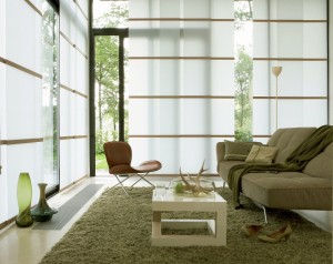 Cortines i Estors, Presa de mesures gratis, Confeccionem i instal·lem Cortines i Estors, Riells i Barres. Varietat en Teixits i Estores Moderns, Estors Enrotllables, Estors Paqueto, Estores Plegables, Cortines Nit i Dia, Cortines Veneciana de fusta, Persianes Venecianes alumini, Cortines Verticals, Cortines Plisades o Panells Japonesos. Protecció Solar exterior, Tendals, Fet a mida per vestir la seva finestra, Automatismes i Motoritzacions. Servei de presa de mesures i instal·lació de cortines i estores a Andorra. El mejor diseño de cortinas es a menudo el último toque de decoración de interiores por el que nos decidimos. En general, vienen después de la elección de los muebles, el color de las paredes y el resto de los complementos. Pero, no por ello, las cortinas son menos importantes. Las cortinas en una habitación son comparables a los zapatos o el peinado en el estilismo final de una persona. Siempre destacó la importancia de las cortinas en el diseño, las cortinas le dan la terminación a la decoración de interiores y hacen las habitaciones más acogedoras. En el caso del diseño moderno, donde todos los elementos son tan estructurados, se hace absolutamente necesario tener cortinas, ya que con éstas, logras el aspecto hogareño que necesitas. Veamos a continuación algunas ideas para la decoración con cortinas de diseño moderno. El material de la cortina depende de dos factores fundamentales, el efecto que busques causar con las cortinas y la cantidad de luz que quieras dejar pasar a través de la misma. En el caso del diseño moderno, el efecto que se busca causar con las cortinas, es un efecto sin demasiado drama, más bien algo puro, pero acogedor. Por lo que sólo deberás concentrarte en la cantidad de luz que quieras dejar pasar a través de la cortina. Si quieres eliminar la luz, tienes la opción de elegir cortinas black out, que evitarán que pase la luz del sol. Por otro lado, en caso de que quieras dejar pasar luz moderada a través de las cortinas puedes elegir cortinas de gasa. Este tipo de tela para cortinas vienen en distintos grosores, ideales para cambiar la intensidad de luz que entra por tu ventana. si bien el diseño moderno presenta una paleta tradicionalmente monocromática, es común insertar colores vibrantes dentro de la decoración moderna. Una de las maneras de insertar color es, justamente, a través de las cortinas. Para decorar con cortinas en una habitación de estilo moderno, recomiendo que si eliges un color, luego lo equilibres, colocando el mismo color en la zona opuesta de la habitación. Coloca cojines, o pequeños adornos que tengan el mismo color que la cortina o una alfombra en el centro de la habitación. Pero no satures la habitación llenándola de éste color en particular, más bien, debes colocar pequeños detalles para equilibrar. Dependiendo de la habitación de la casa que estés decorando, puedes elegir entre diferentes tipos de cortinas. Las cortinas tipo venecianas se dan muy bien con la decoración de interiores moderna. Sin embargo, no son apropiadas para los dormitorios o las salas familiares, pues no brindan el efecto acogedor que se busca al colocar cortinas en dichas habitaciones. No obstante, puedes colocarlas en la oficina o la cocina, donde logran adaptarse muy bien al diseño. Para el resto de las habitaciones, recomiendo que coloques cortinas clásicas de tela, generarán el equilibrio necesario entre lo moderno y lo acogedor del que hablaba al comienzo. Al elegir el material que usarás para tus cortinas de diseño moderno, no olvides que cuanto más grueso sea el material más resistente será a los lavados. Y al momento de decorar la casa, no dejes de tener en cuenta nuestras claves para colocar cortinas. ¿Qué te parece la idea de decorar con este tipo de cortinas?